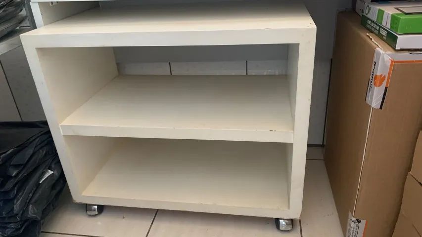 Mesa branca com rodízio 