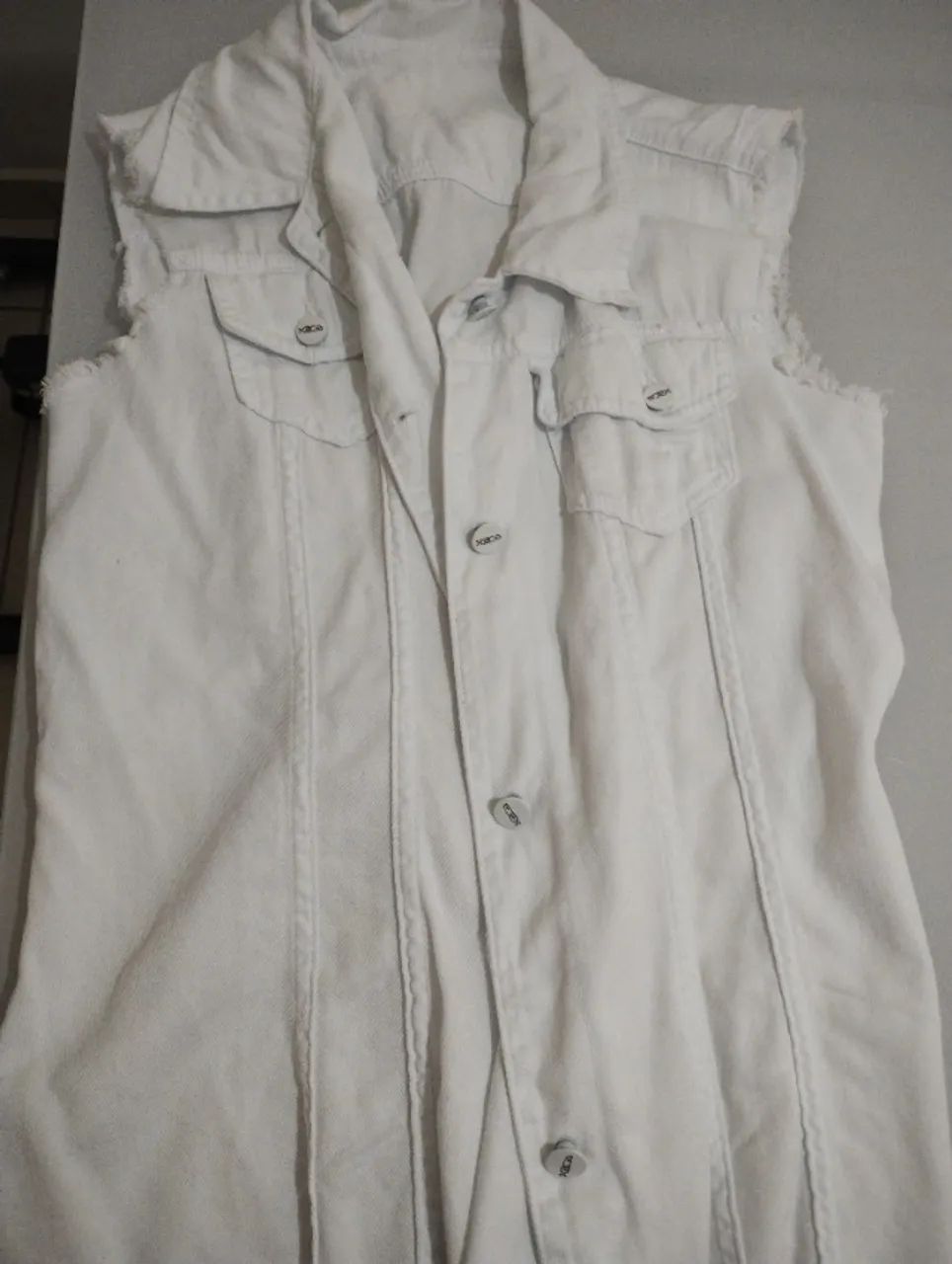 Jalecos e junto, peças de roupas brancas - Foto 5