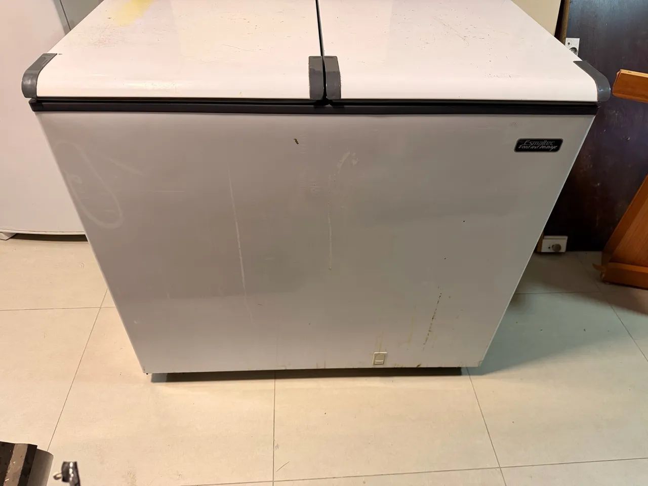 Freezer esmaltec 220V com marcas de uso