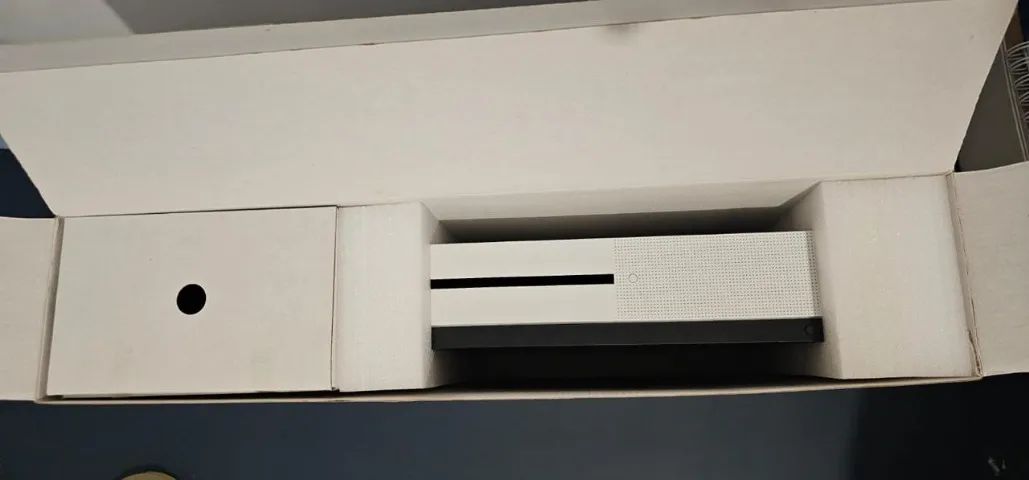 Xbox One S 1TB + Kinect + Controle Original - Muito Conservado - Foto 2