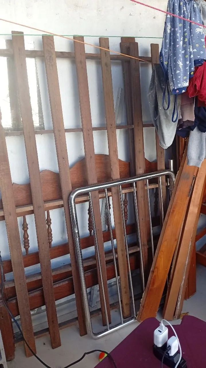 Cama de casal em madeira 