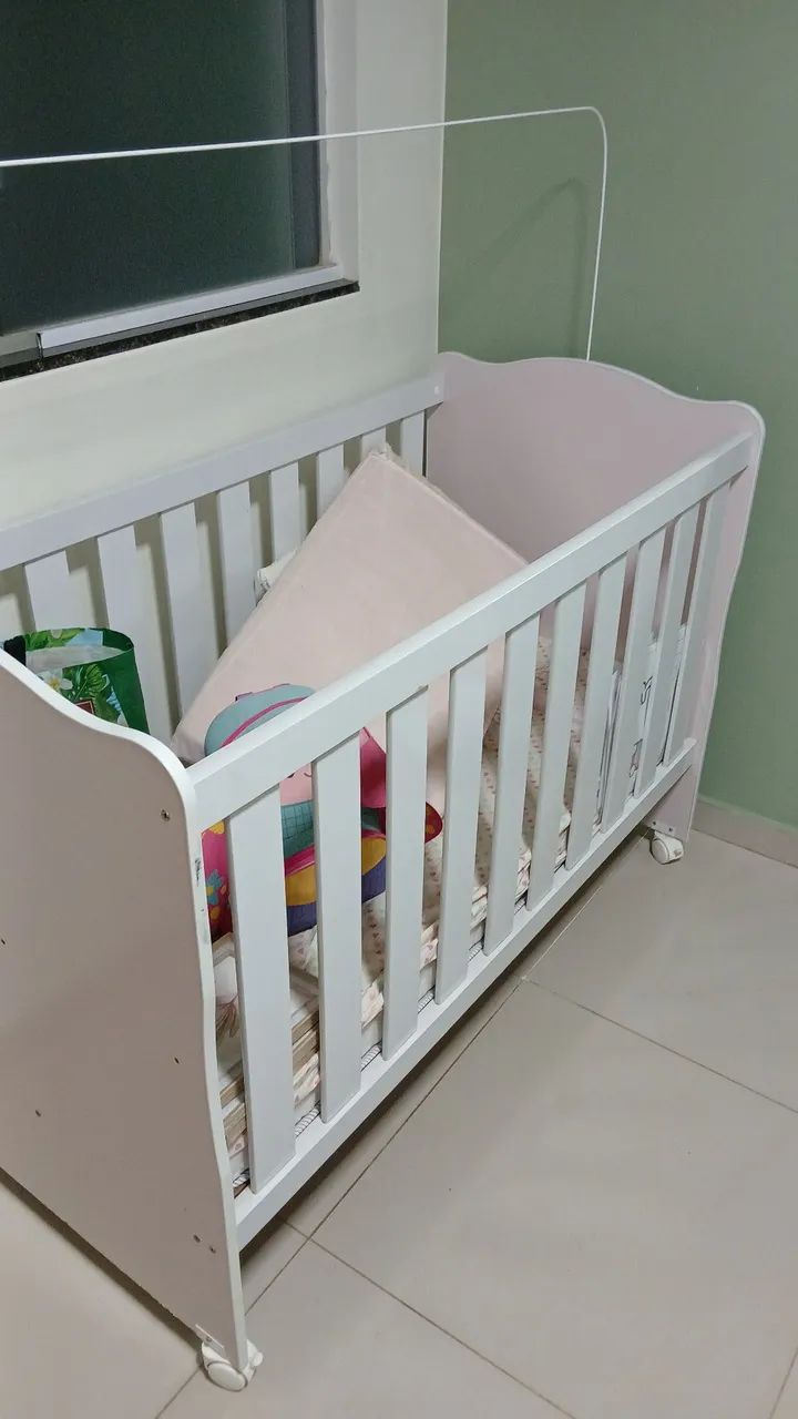 Berço com colchão. 