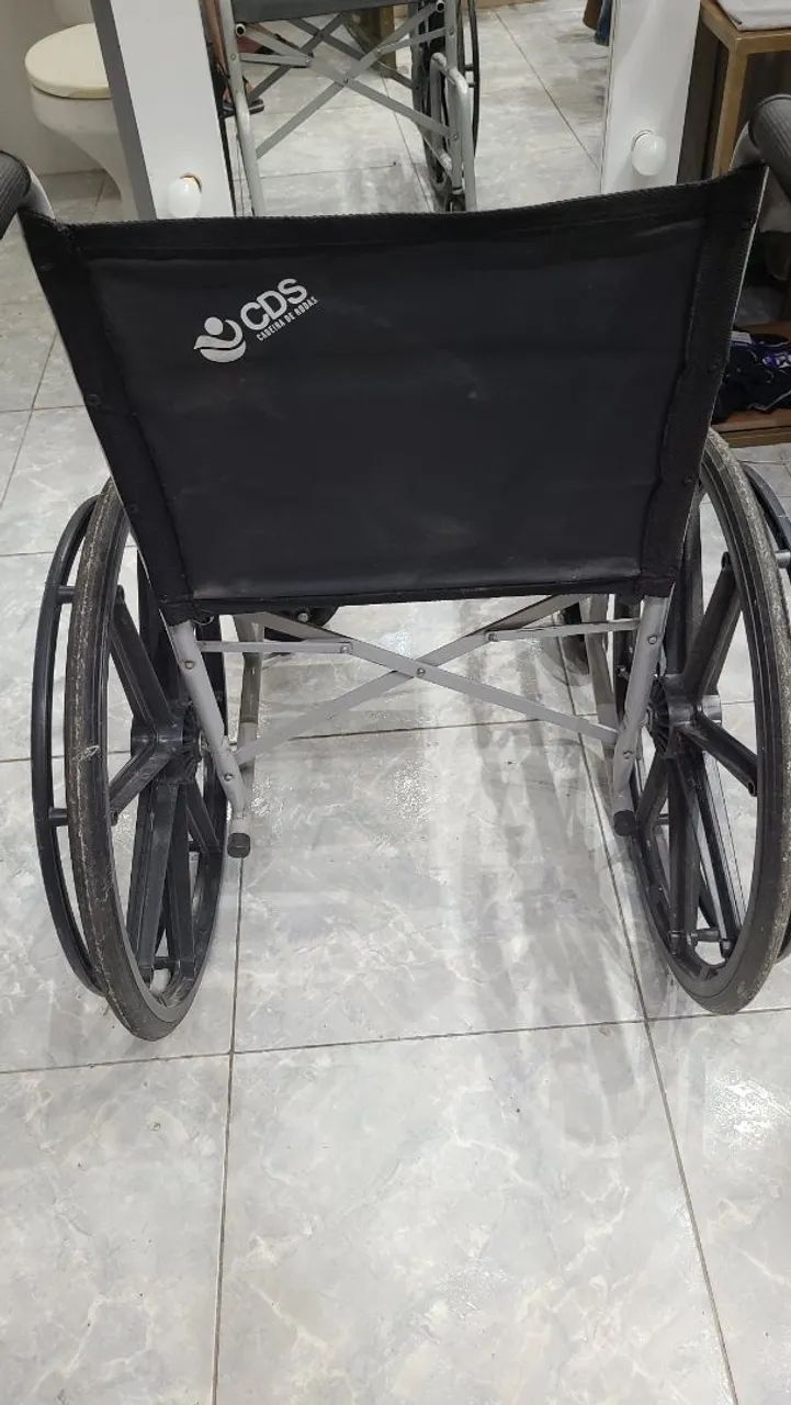 Vendo cadeira de rodas - Foto 2