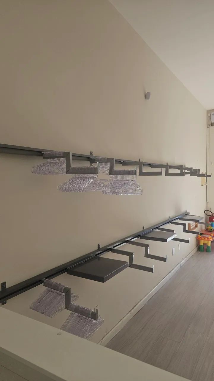 Sistema Expositor Modular Completo  para Loja em Aço - Trilhos, Ganchos e Prateleiras - Foto 2