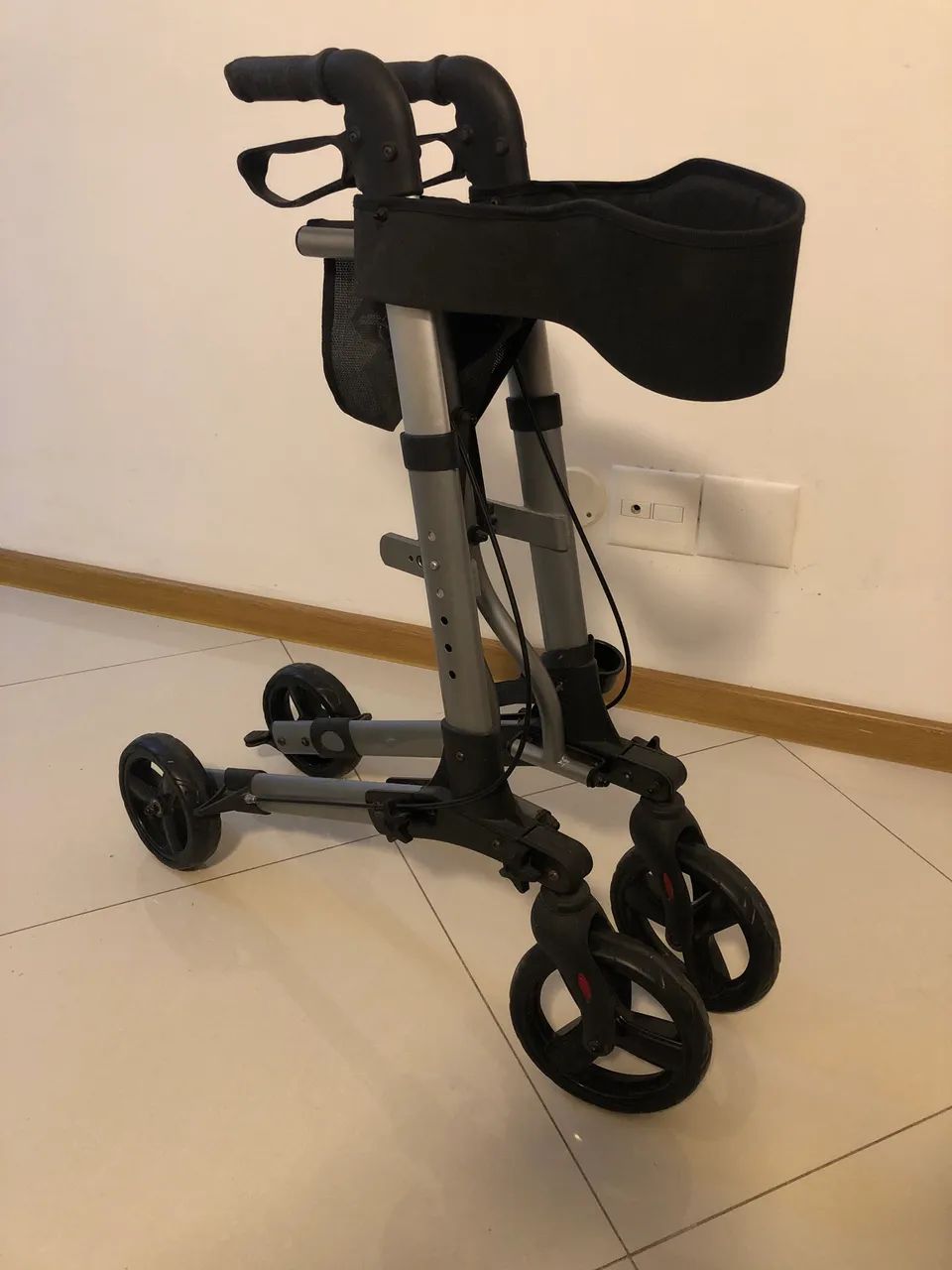 ANDADOR EM ALUMÍNIO DE 4 RODAS SUPERLUX - MOBIL SAÚDE - Foto 5