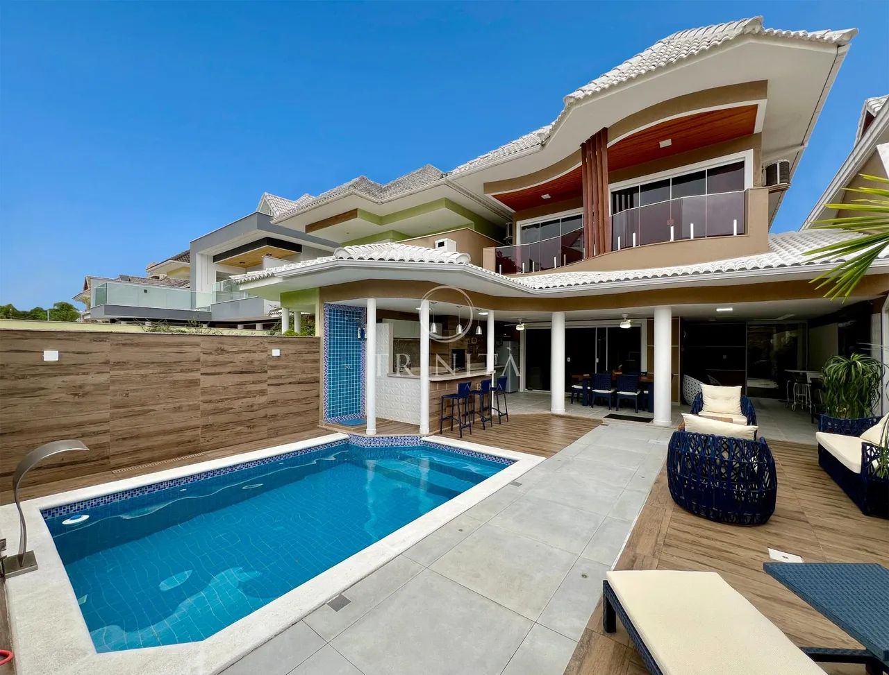 GREEN PLACE: CASA DUPLEX REFORMADA E MODERNIZADA, COM 4 QUARTOS.