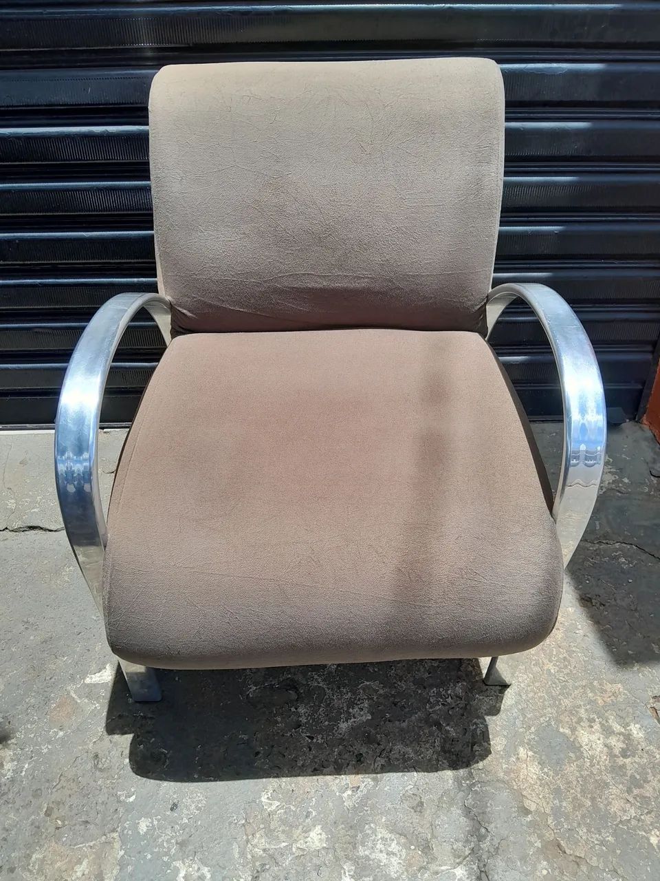 Poltronas decorativas com pés em alumínio  - Foto 4