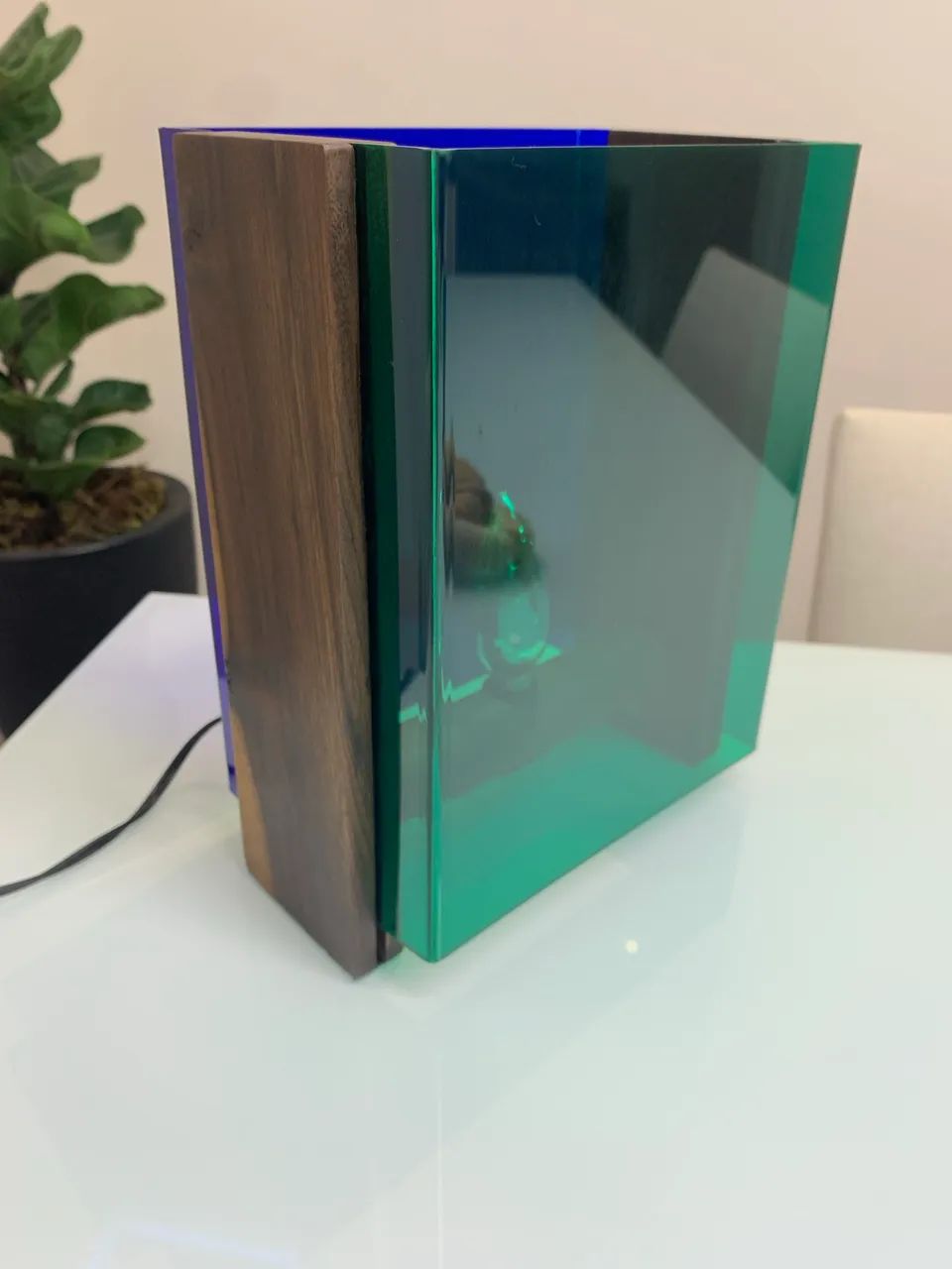 Luminária de mesa em acrílico 