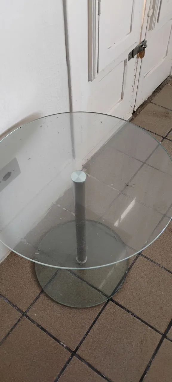 Mesinha de canto em vidro e metal