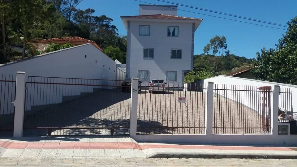 Alugo apartamento de um quarto em São José. 