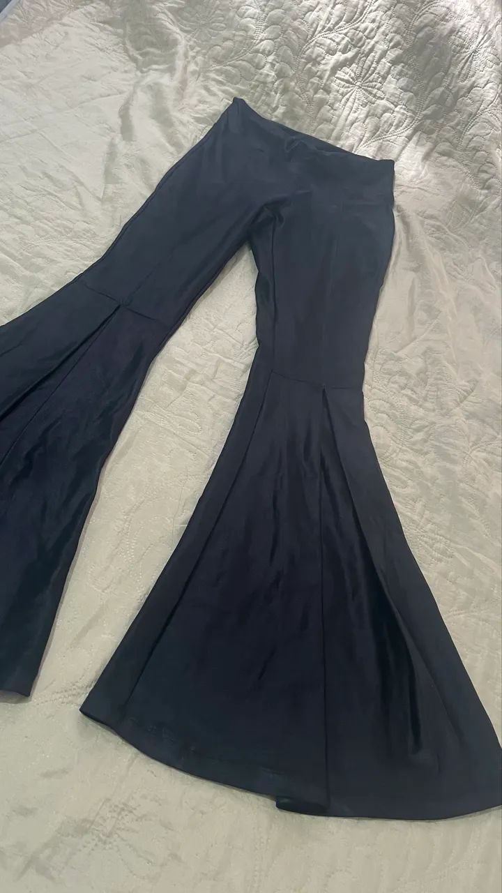 Calça acetinada flare 