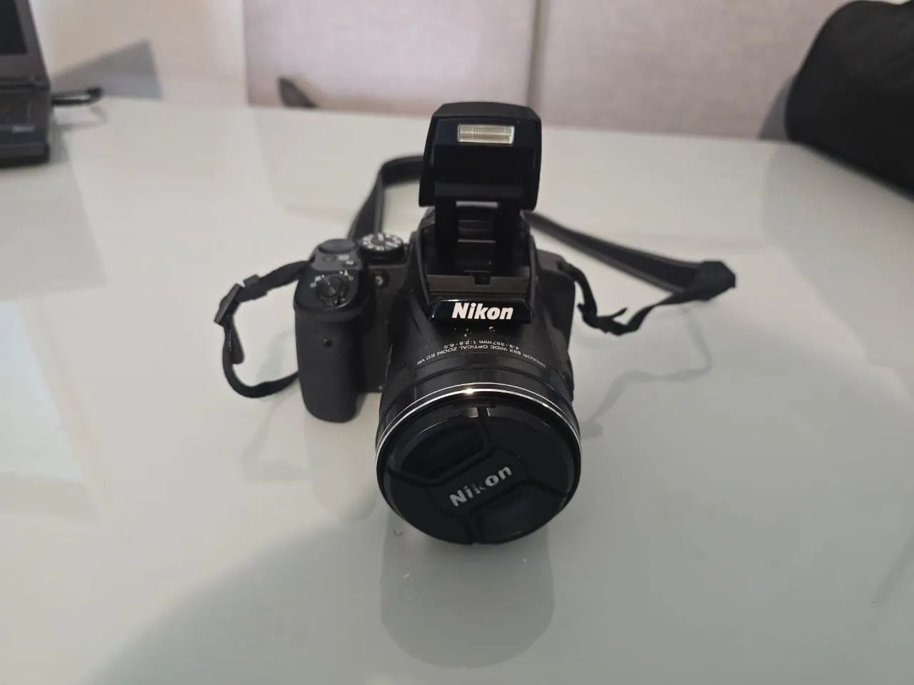 A Nikon COOLPIX P900 é uma câmera do tipo bridge/superzoom