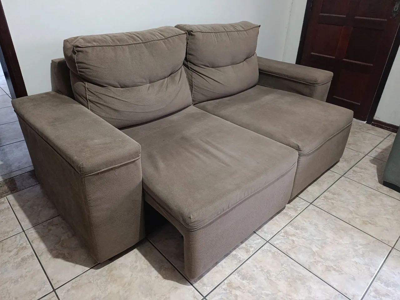 Sofá Retrátil 2 Lugares Amplo Confortável Em Veludo  - Foto 4