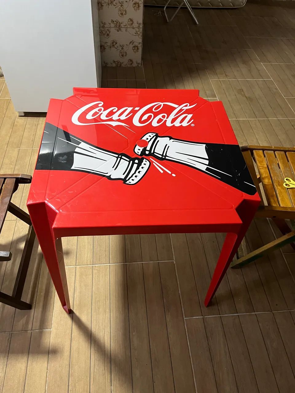 Vende-se mesa com 4 cadeiras - Foto 2