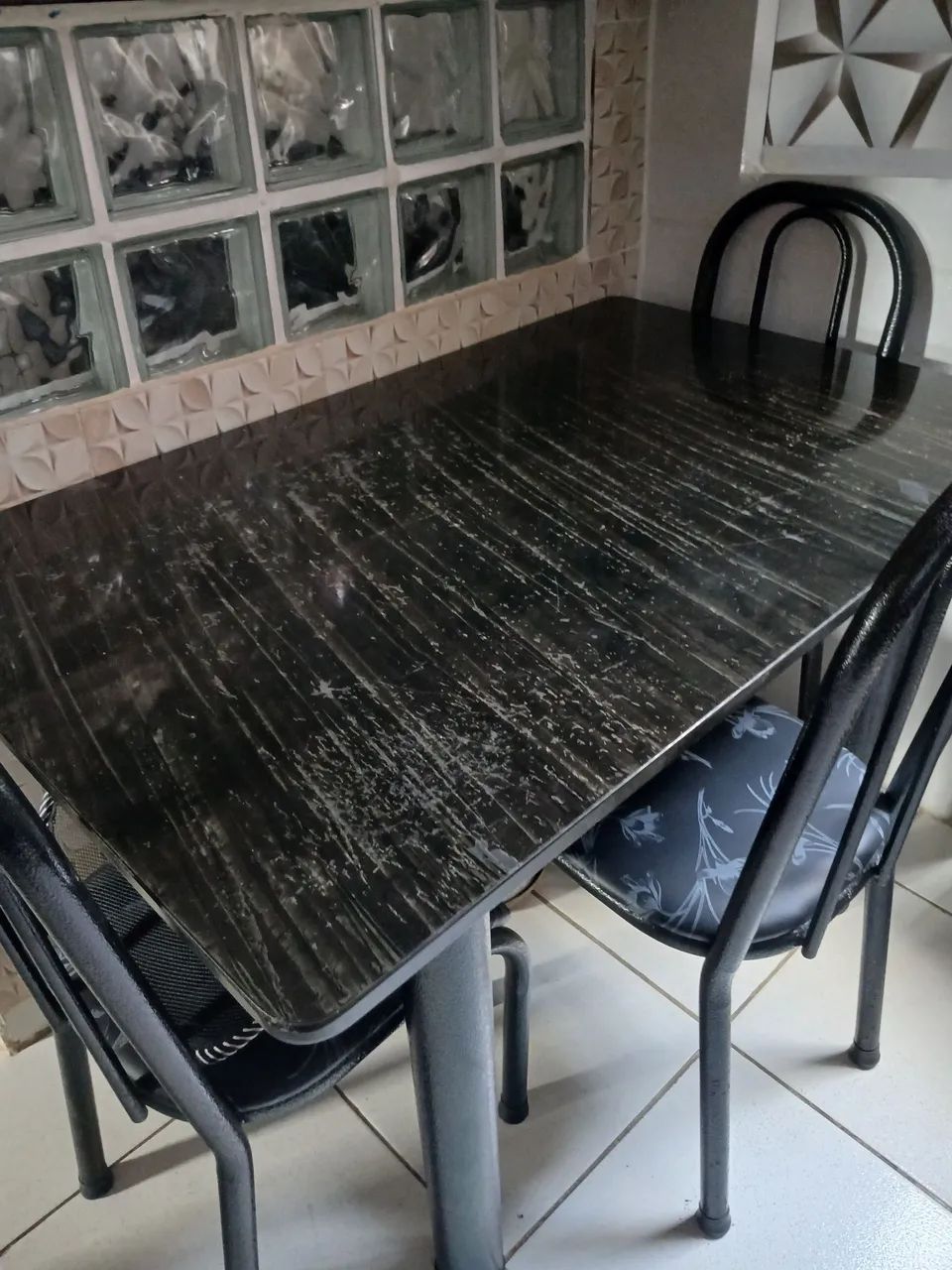 vendo mesa de mármore com 4 cadeiras 