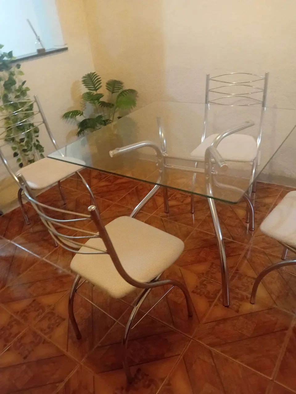 Vendo uma mesa de 4 cadeiras de alumínio  - Foto 3