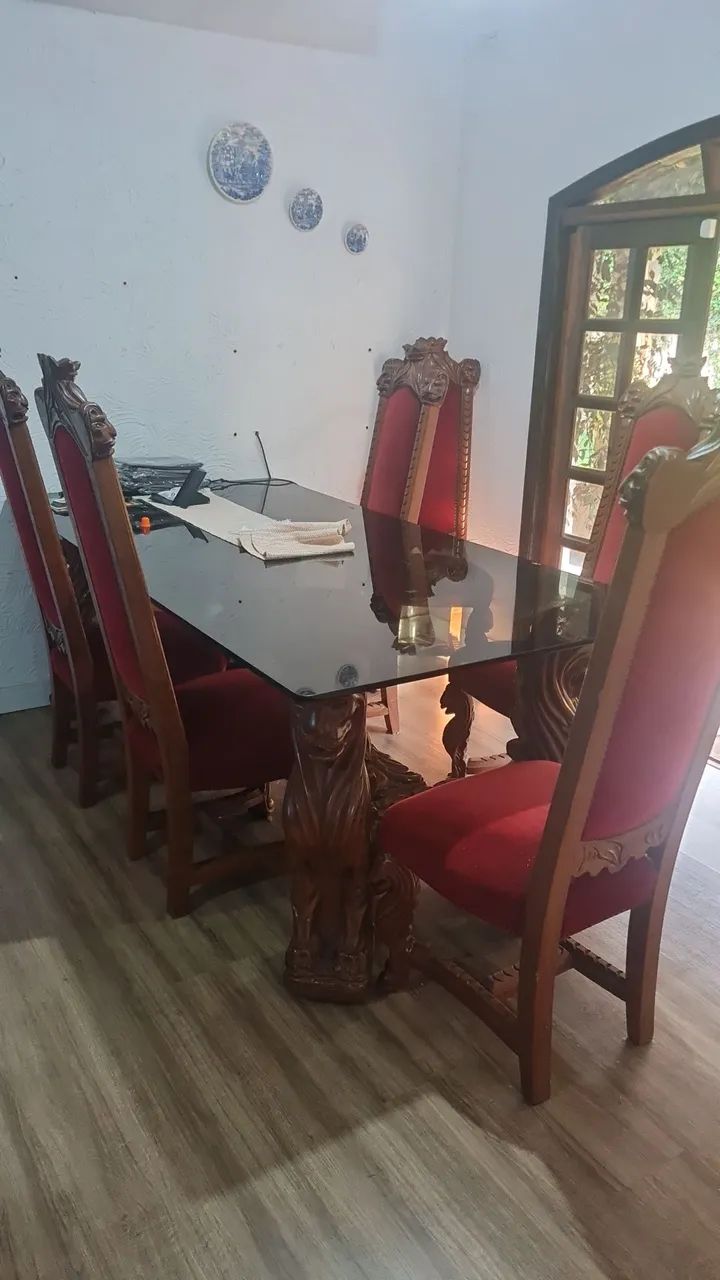 Mesa de jantar entalhada