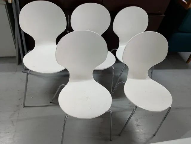 Cadeiras brancas para refeitório - Foto 4