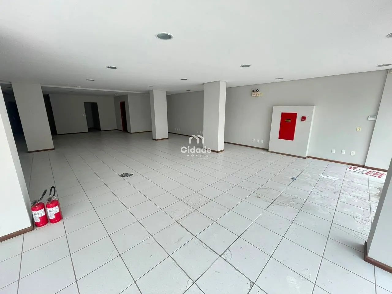 Sala comercial para locação no Centro - Excelente visibilidade e possibilidade de divisão - Foto 4
