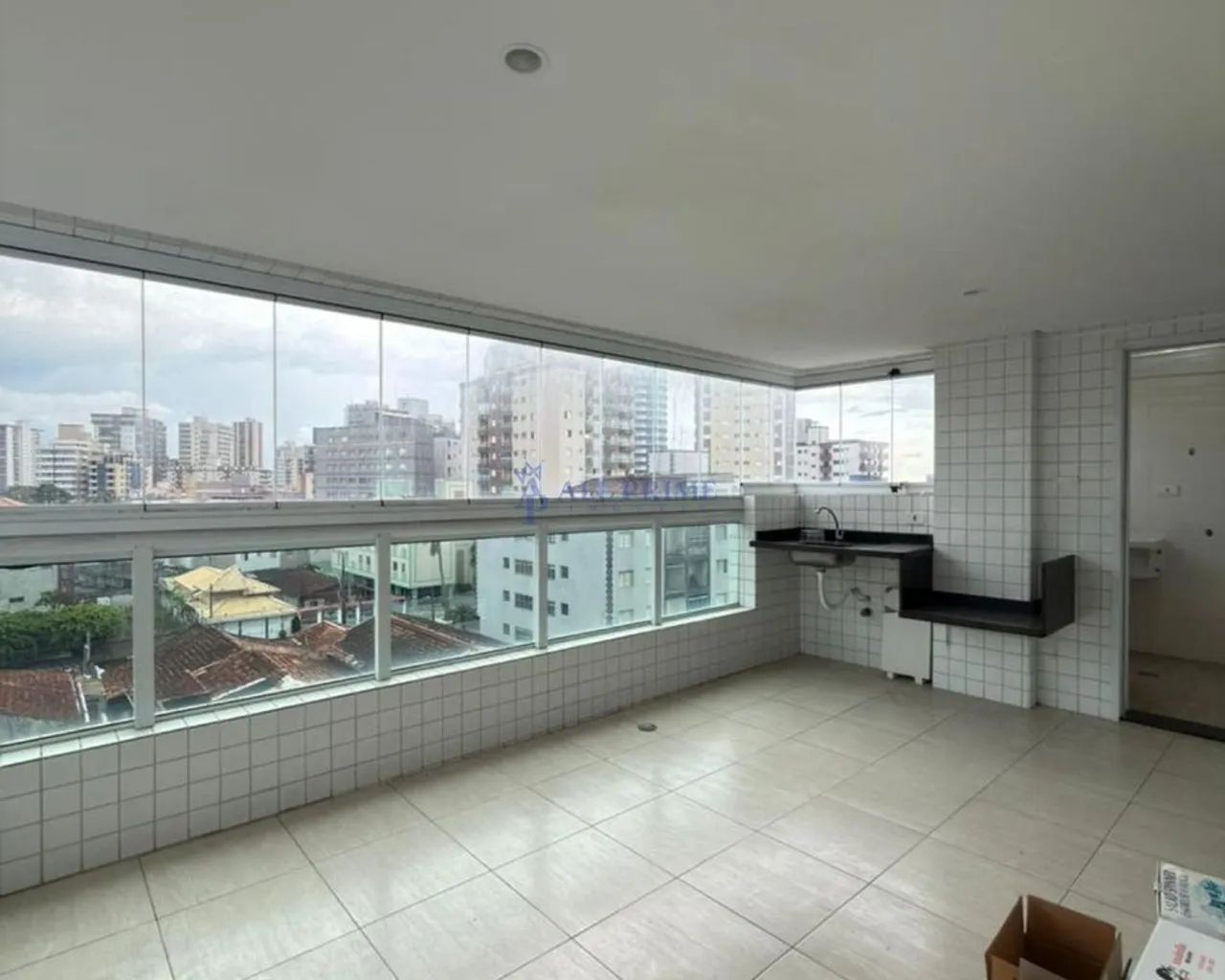 APARTAMENTO COM PISCINA E SACADA COM CHURRASQUEIRA À CARVÃO