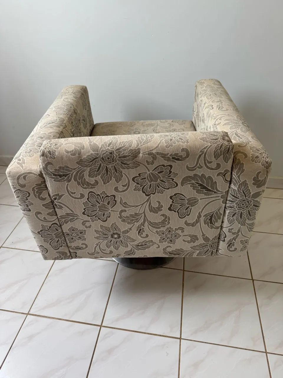 Poltrona estofada clássica  - Foto 3