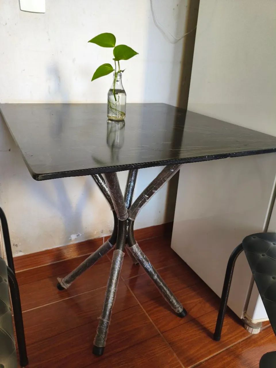 Vendo mesa com 4 cadeiras 