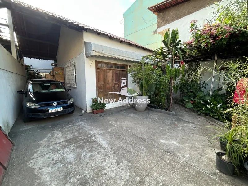 Casa com quintal e ponto comercial independente, 3 quartos (1 suíte) e kitnet nos fundos. 