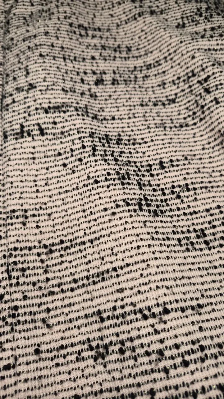 Vestio com renda preta e saia bege com textura - Foto 5