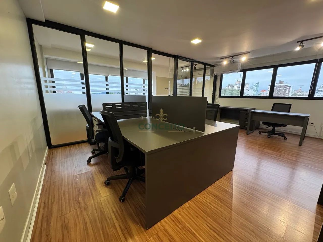 Sala Comercial Finamente Mobiliada para Venda no Coral Corporate  Coqueiros, Fpolis