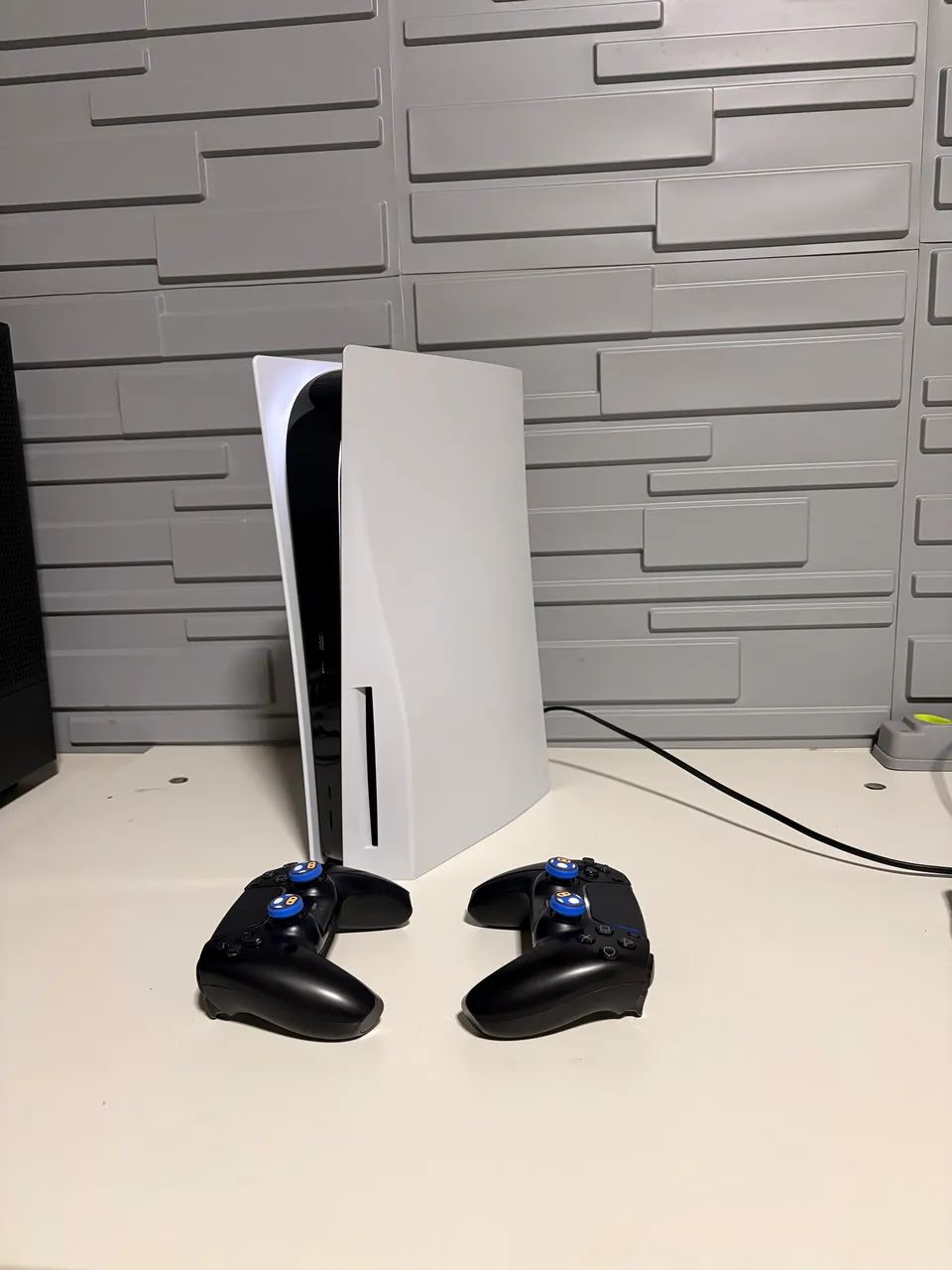 PlayStation 5 com leitor / 2 controles / 825gb