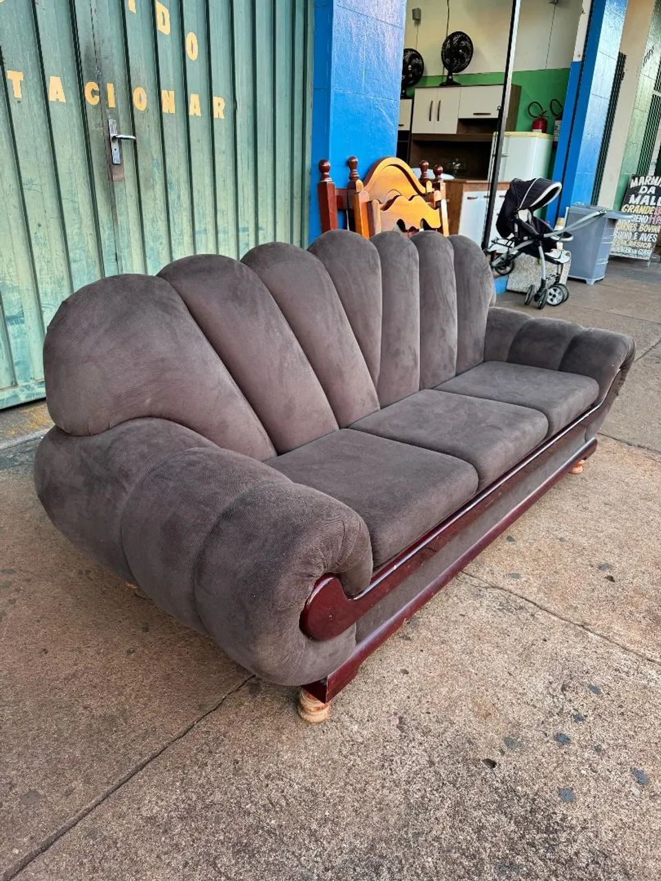 Vendo sofá de 3 lugares semi novo  - Foto 3