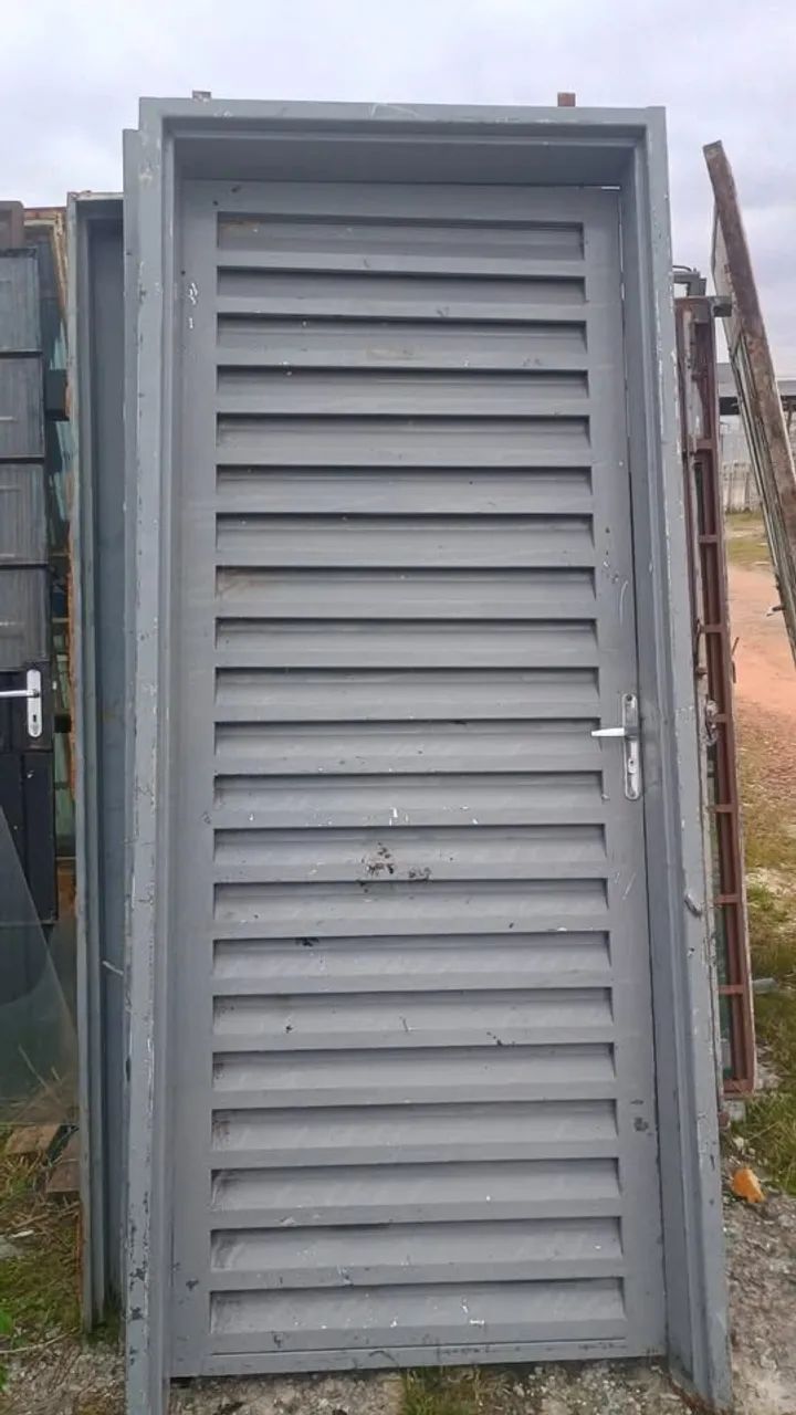 PORTA DE FERRO RESISTENTE