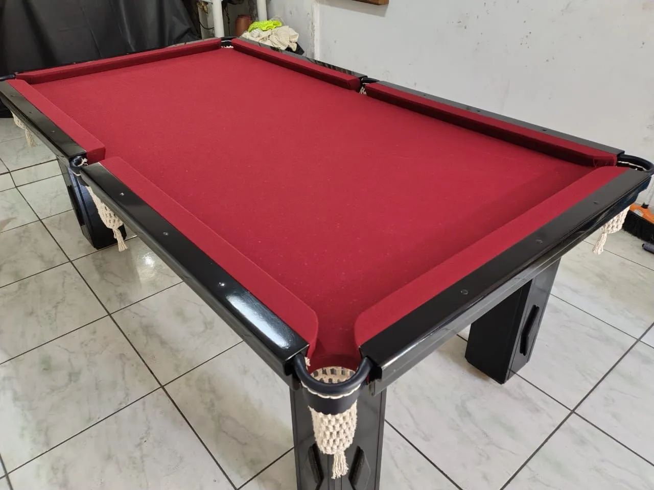 Mesa de Sinuca semi nova 2,20 x 1,20 com 4 tacos, um jogo de bolas e capa protetora  - Foto 2