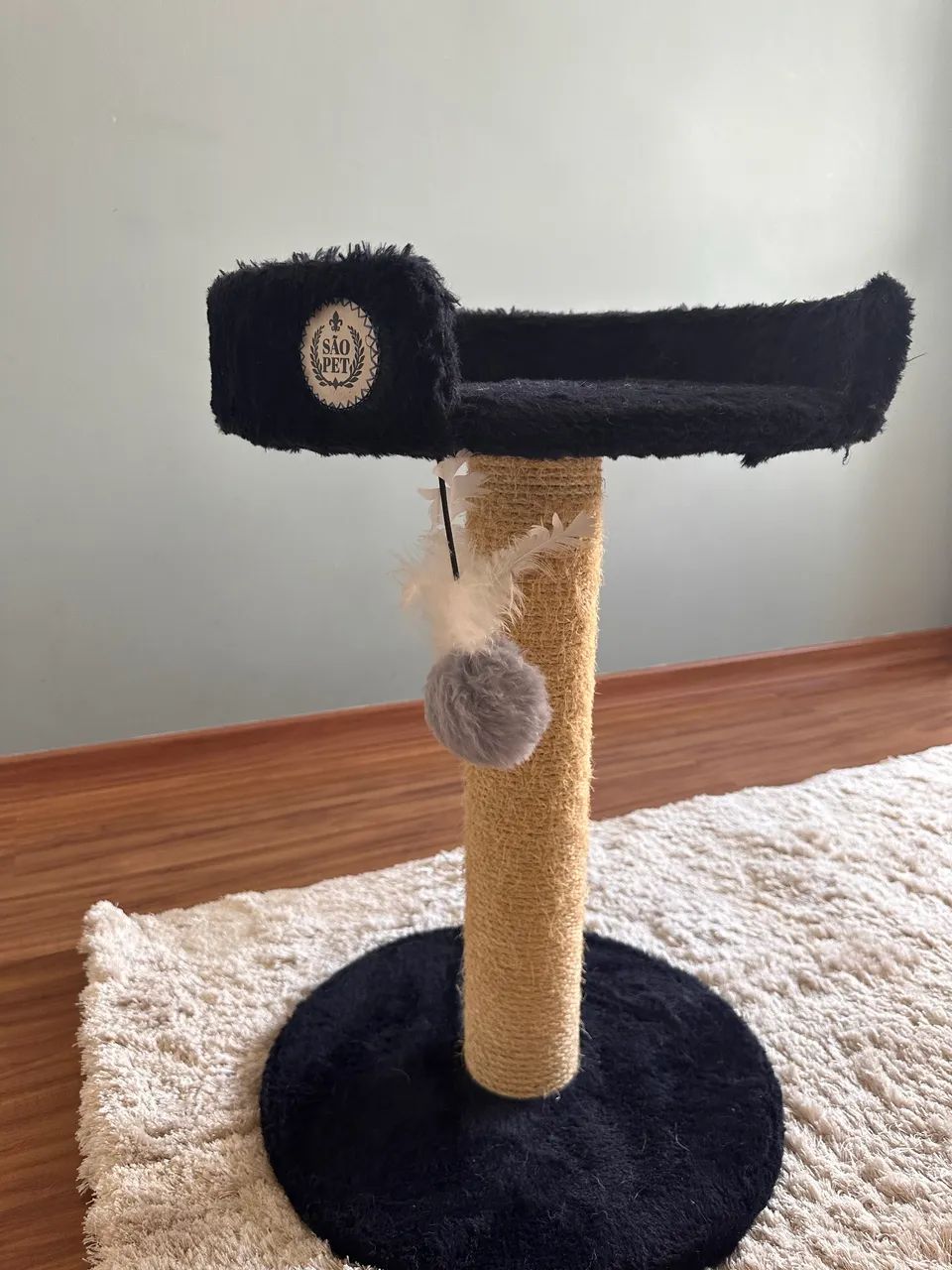 Arranhador com ninho para gatos