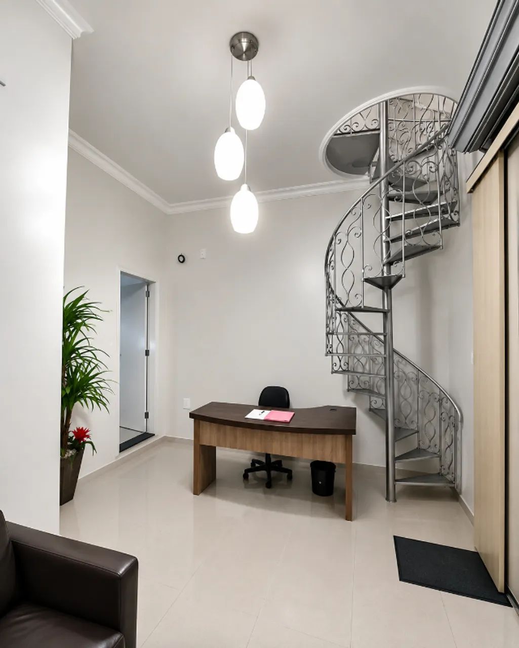 PONTO COMERCIAL NO CENTRO - ESCRITÓRIO DUPLEX REFORMADO E MOBILIADO - Foto 2