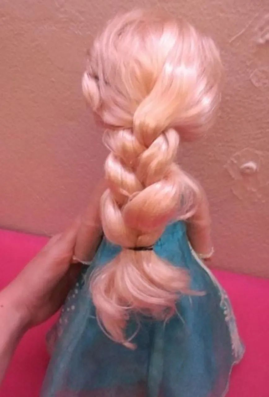 Boneca elsa 35 cm que canta - Foto 3