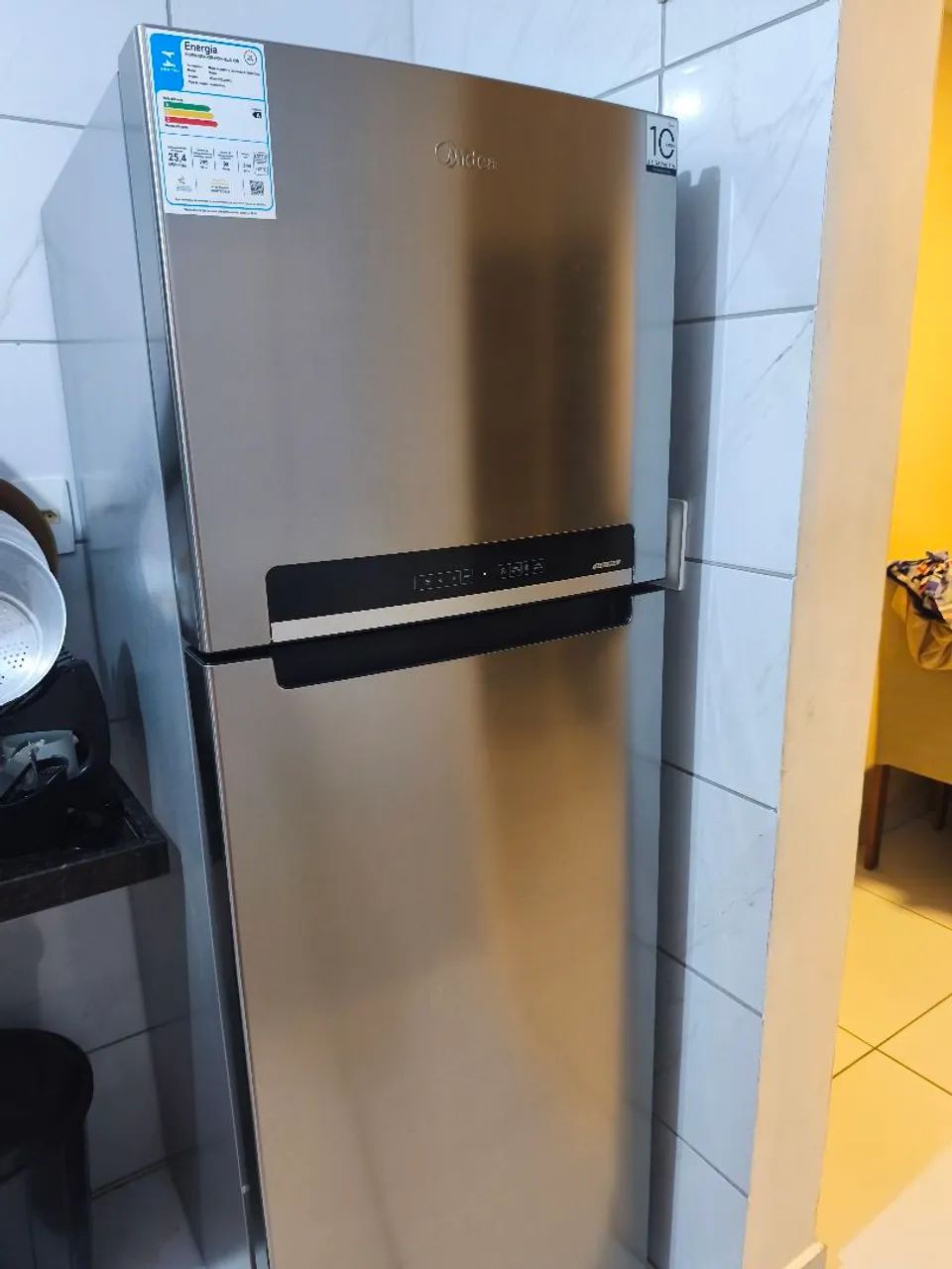 Geladeira Midea com 4 meses de uso.