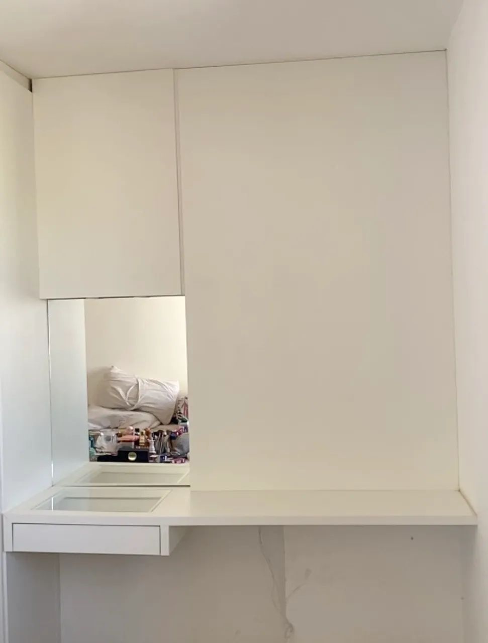 Móvel 2 em 1: Penteadeira Camarim Suspensa + Painel para TV - Ótimo Estado!
