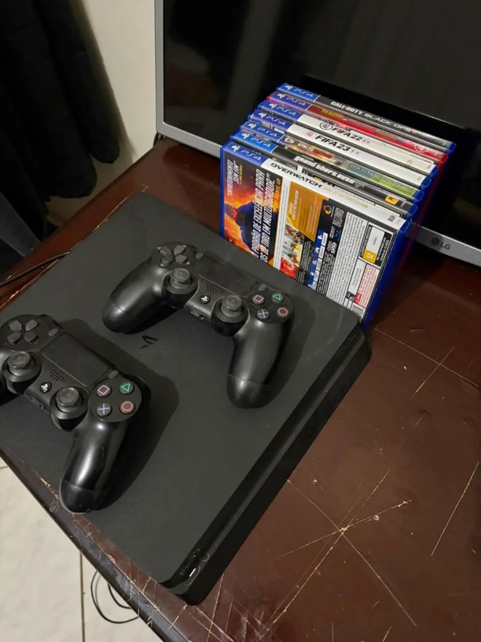 playstation 4 slim com 13 jogos e 2 controles - Foto 5