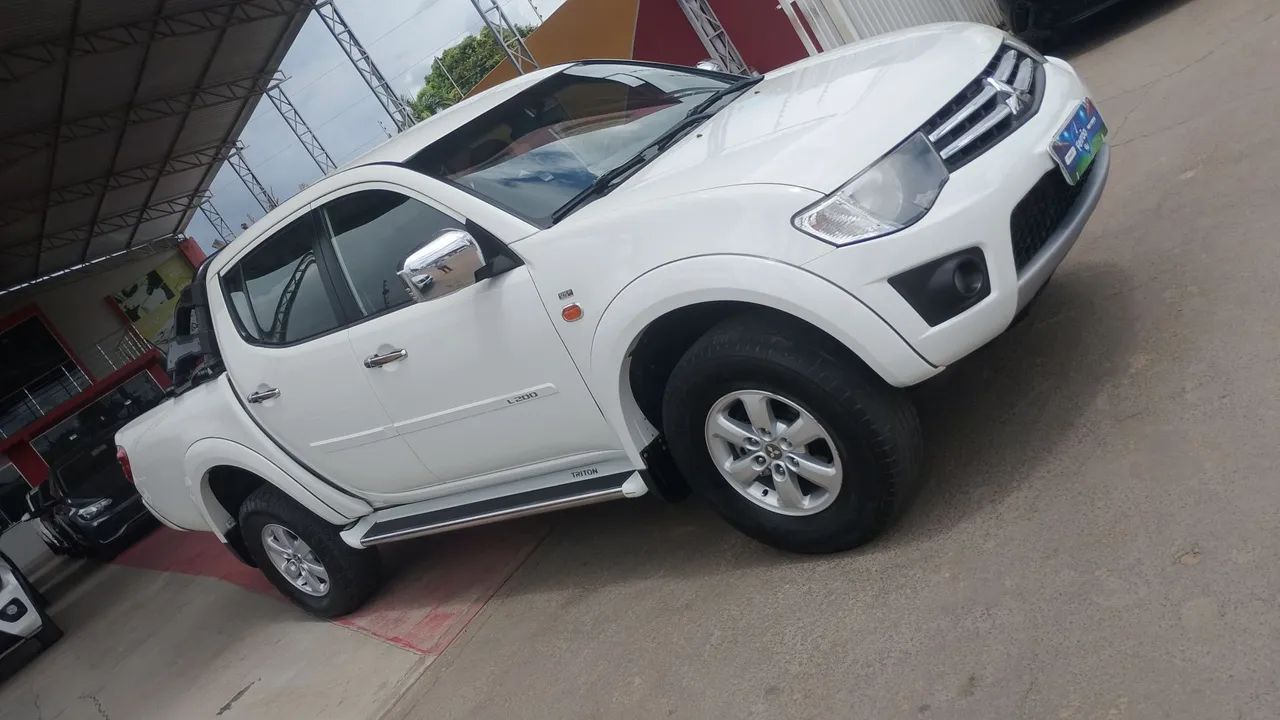 Mitsubishi L200 Triton HLS 2.4 Flex 16V CD Mec. 2016 - Foto 2