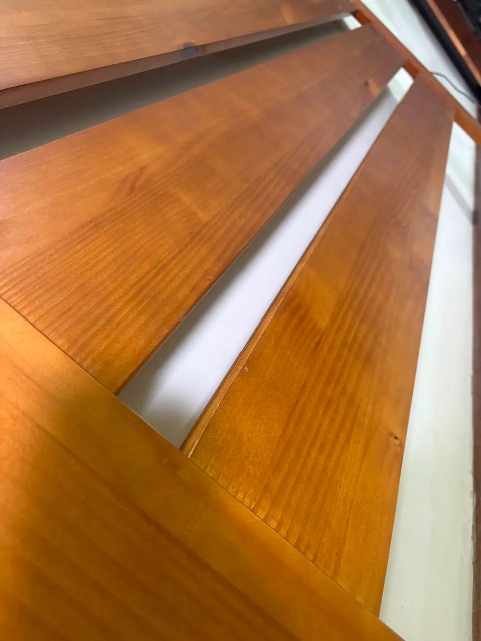 Vendo cabeceira de cama de madeira bruta - Foto 2