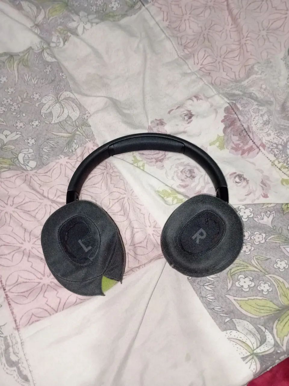 Fone Bluetooth JBL Tune 720BT usado funcionando espuma saindo  - Foto 2