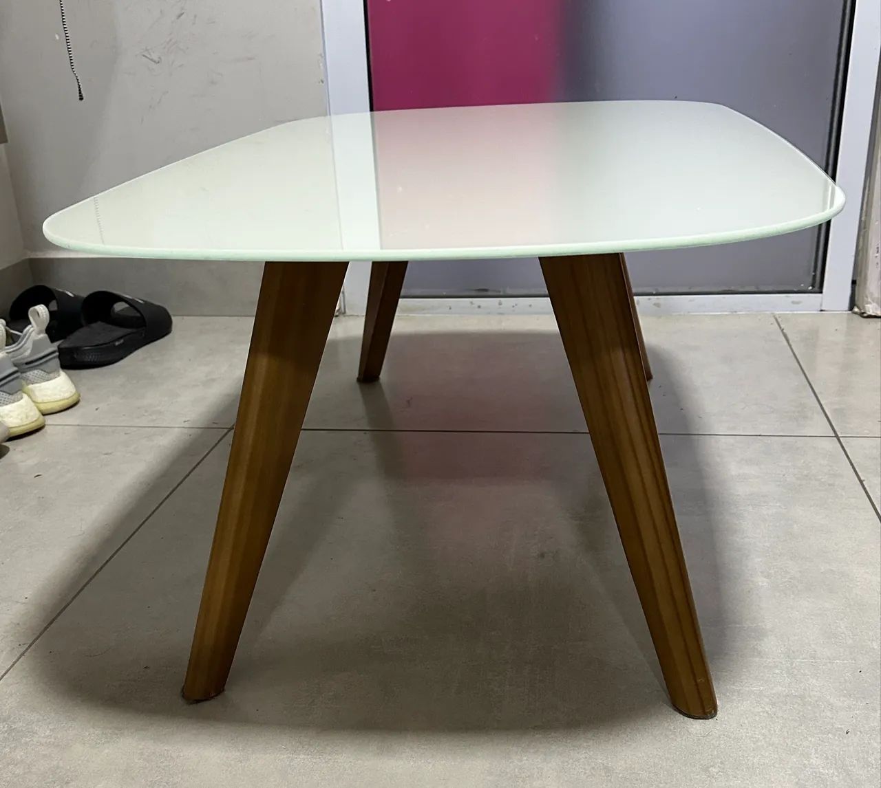 Mesa de centro off-white com base em freijó 90cm x 55cm x 34,5cm  - Foto 2