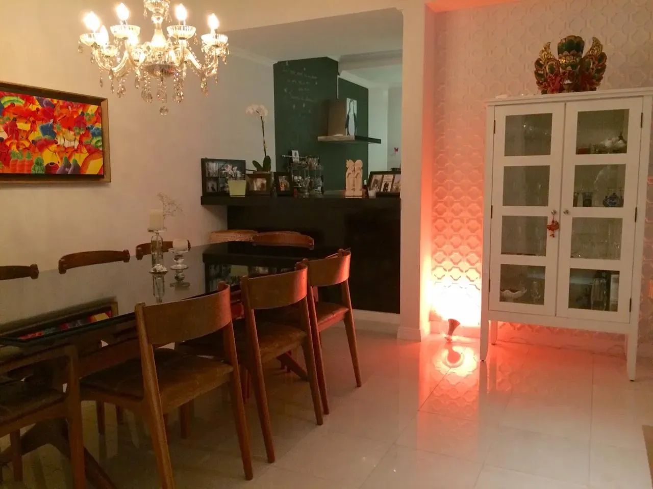 Casa de condomínio para aluguel e venda com 220 metros quadrados com 3 quartos..