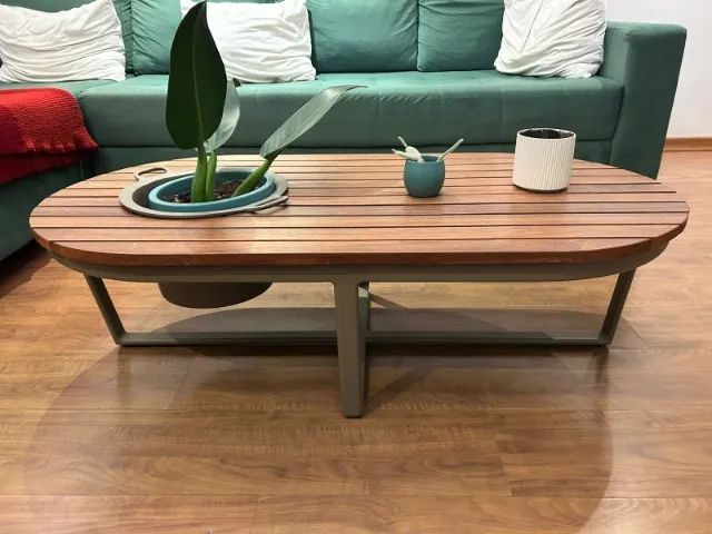 Mesa madeira maçiça e alumínio com pintura eletrostática.