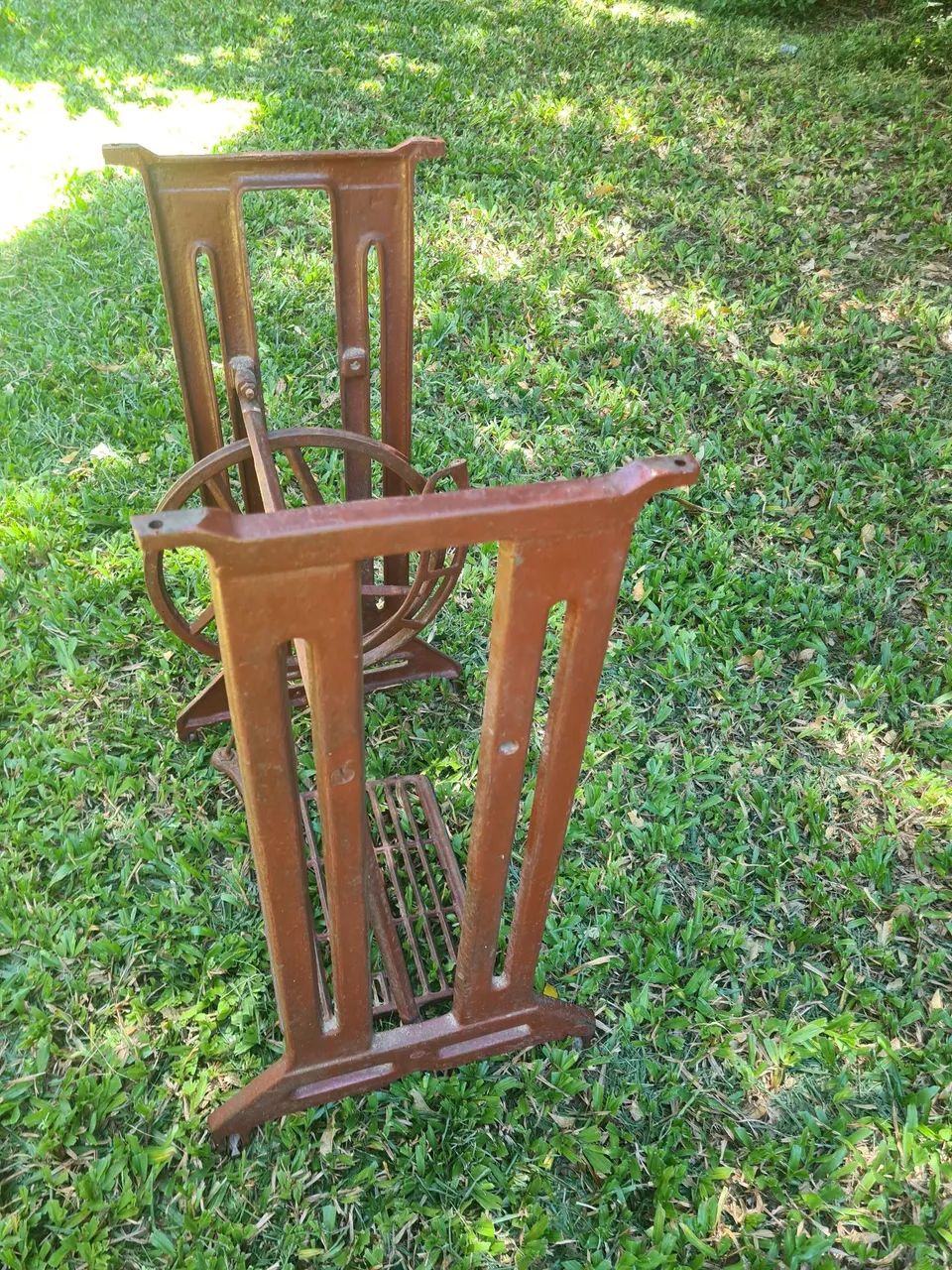 Pe de maquina de costura antigo - Foto 4