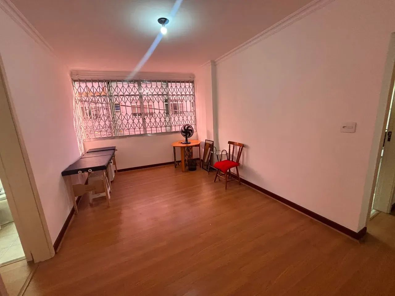 Apartamento no centro da cidade, 2 quartos com dependência, prédio com elevador e portaria - Foto 2