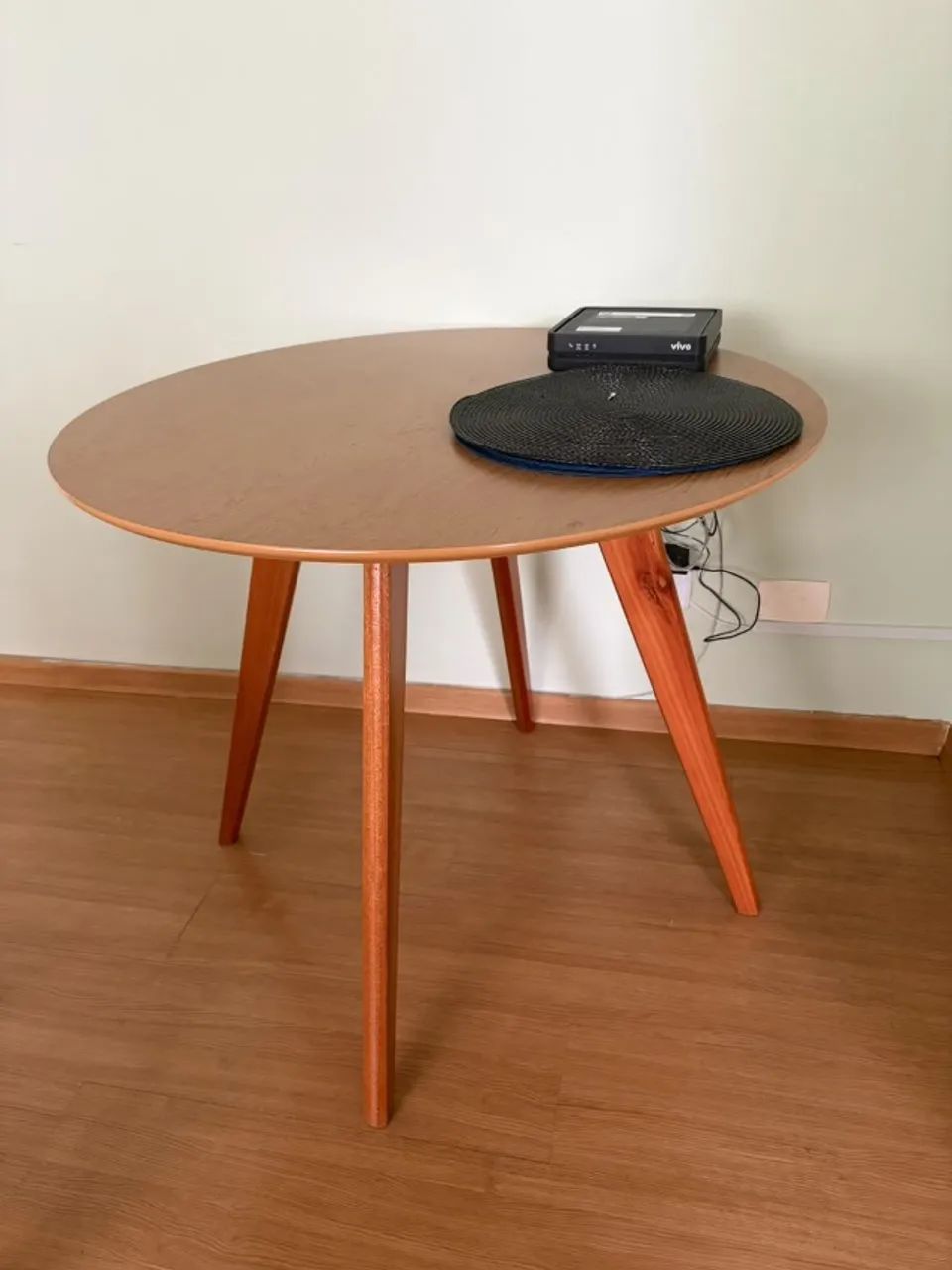 Mesa jantar redonda 2 cadeiras + rack sala