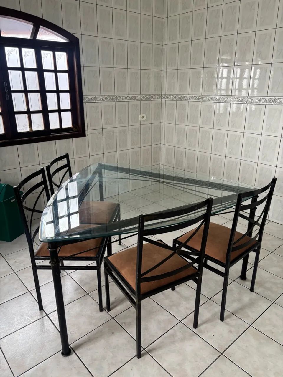 Mesa de vidro com 4 cadeiras usada