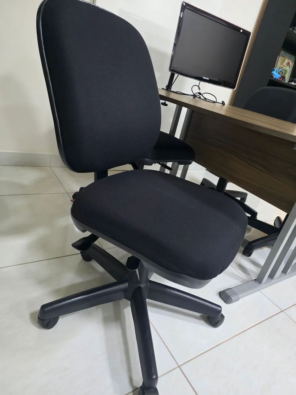 Mesa de reunião com 4 cadeiras acolchoadas. - Foto 4